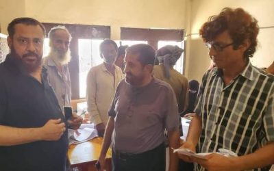 عسيري يقوم بزيارة لمركز الإصدار الآلي في مديرية خنفر
