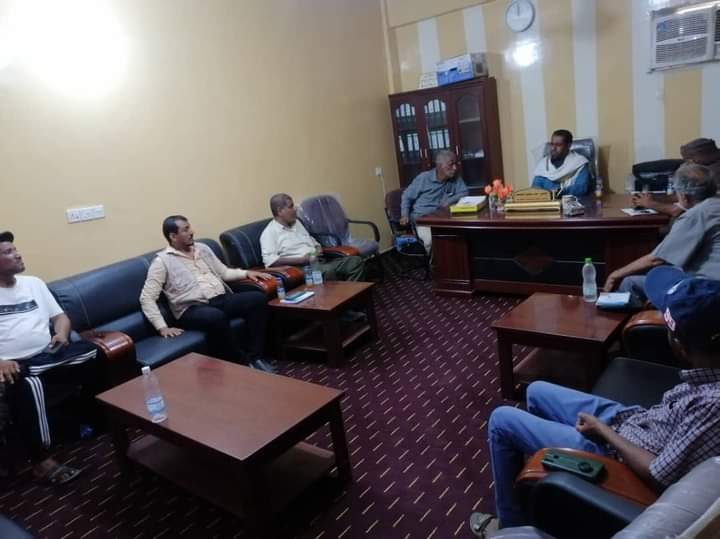 مدير عام خنفر “اليوسفي” يلتقي بفريق الصندوق الاجتماعي وصندوق الأشغال العامة عدن