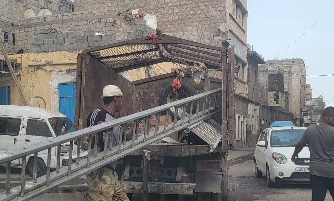 الجاوي يدشن حملة ازالة للعوائق والتعديات على الأرصفة العامة في المعلا