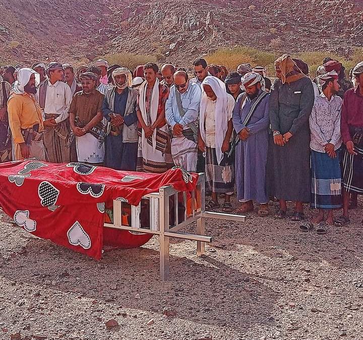 وكيل محافظة شبوة يحضر تشييع والدة الكابتن جمال العولقي وينقل تعازي المحافظ ابن الوزير لأسرة الفقيدة