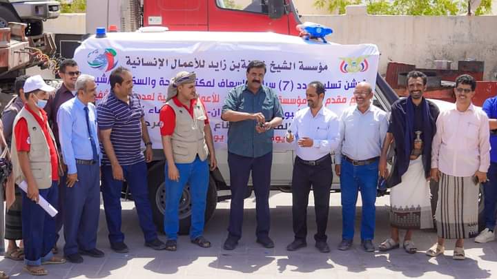نيابة عن المحافظ ابن الوزير… الوكيل الكندي يسلم (9) إسعافات إخلاء طبي مقدمة من مؤسسة خليفة لمستشفيات المرحلة الأولى