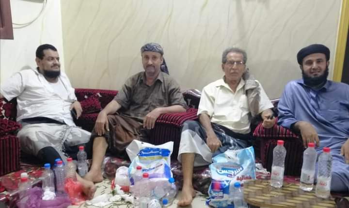 المستشار ناصر زيد اليوسفي وعدد من القيادات والشخصيات الاجتماعية يقدمون واجب العزاء بوفاة العميد ناصر عبدالله زين العطوي