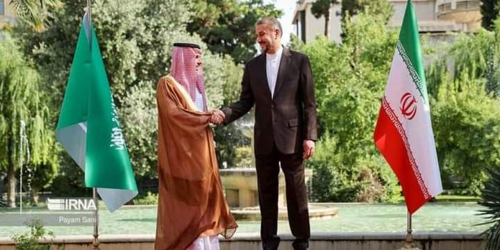 وزيرا الخارجية السعودي والإيراني يُجريان مباحثات ثنائية في طهران