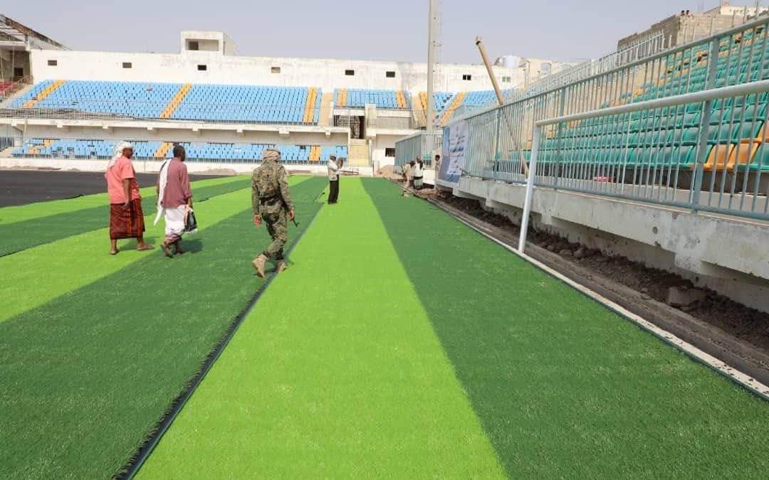 وزير الشباب والرياضة يزور محافظة لحج ويدشن فرش ملعب معاوية بالعشب الصناعي