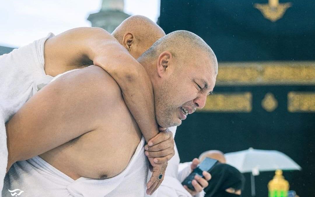 مع اقتراب عيد الأضحى.. رواد الإنترنت يتداولون مجموعة صور لشاب يحمل والده على ظهره ويطوف به حول الكعبة