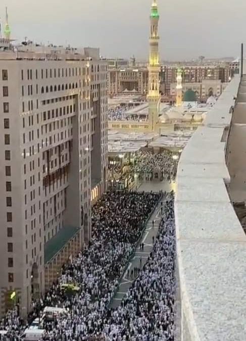 حجاج بيت الله الحرام يتدفقون صوب مشعر منى