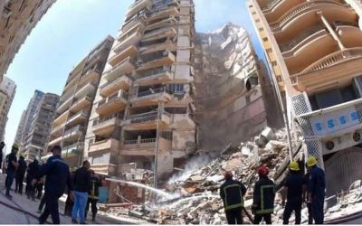 انهيار كارثي لعقار بالإسكندرية.. وعدد من السكان تحت الأنقاض
