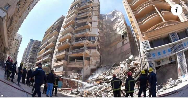انهيار كارثي لعقار بالإسكندرية.. وعدد من السكان تحت الأنقاض