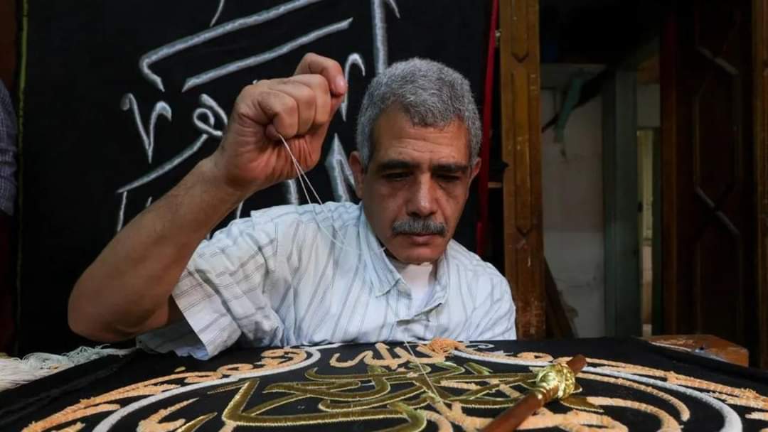 100 عام من صناعة كسوة الكعبة ونسخها.. تعرف على عائلة القصبجي المصرية