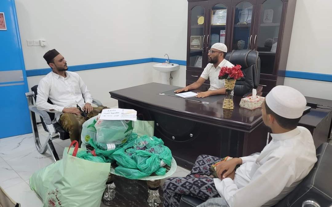 مؤسسة خير الزاد للتنمية تقدم 60 كسوة عيد لمرضى السرطان بوادي وصحراء حضرموت