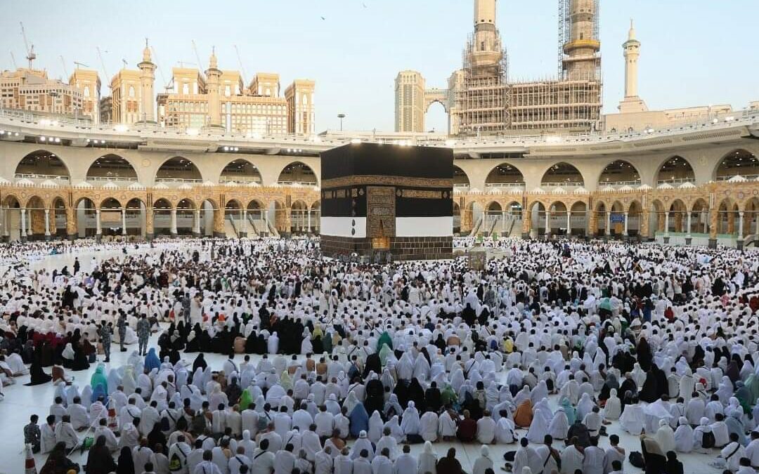 يحتفل أكثر من مليار مسلم اليوم الأربعاء في كافة أنحاء العالم بأول أيام عيد_الأضحى الذي يوافق في 10 من شهر ذي الحجة حسب التقويم الهجري
