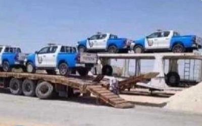 بدعم إماراتي .. وصول الدفعة الأولى من السيارات الأمنية إلى مدينة عتق