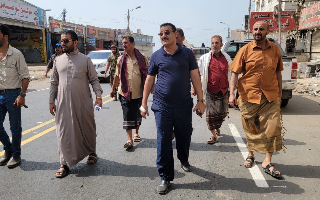 مدير عام المنصورة يتسلم مشروع إعادة تأهيل الشارع العام بمنطقة الدرين من الجهة المنفذة