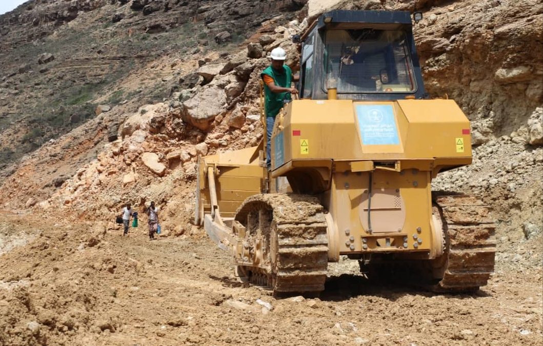 يستفيد من الطريق 150 أسرة بشكل مباشر .. البرنامج السعودي لتنمية وإعمار اليمن يعيد فتح طريق “مطيف”  في محافظة سقطرى