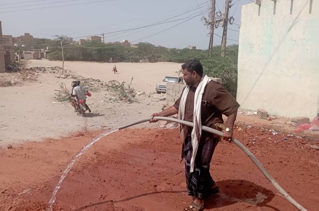 مدير صندوق النظافة بأحور يردم الحفريات في بعض الخطوط الفرعية من الشارع العام بالمديرية