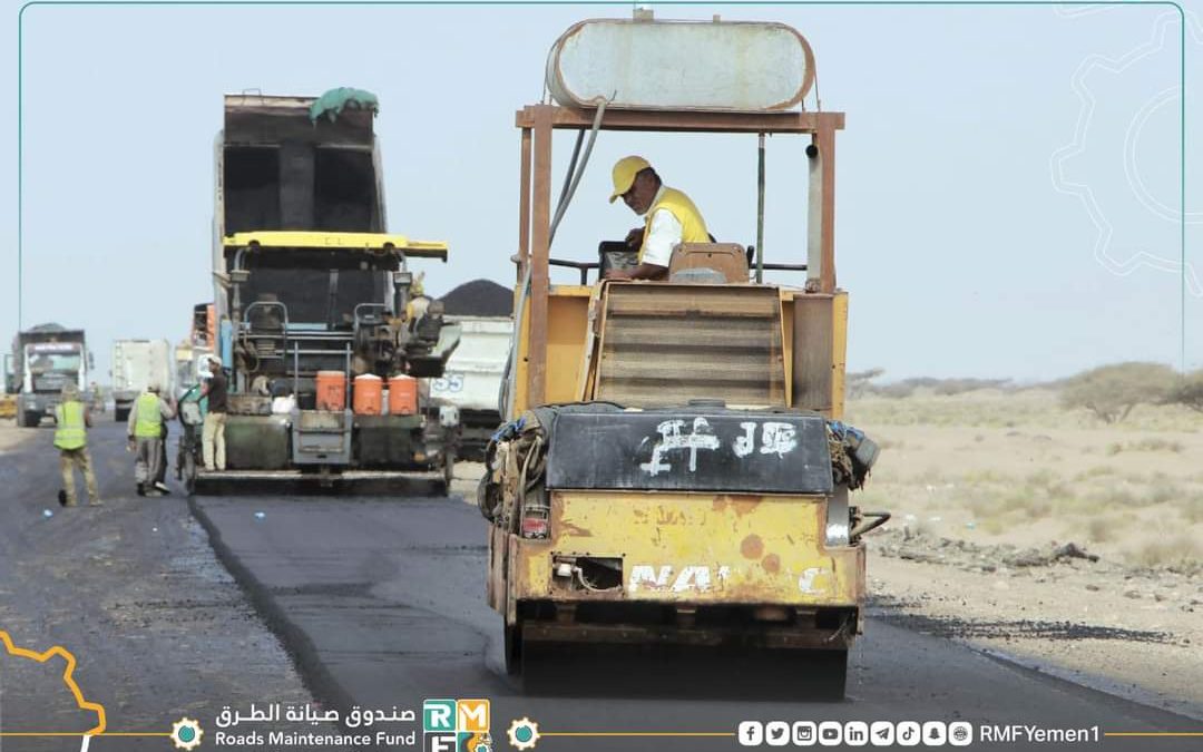 لحج.. إستمرار أعمال الاسفلت بخط راس عمران المخا