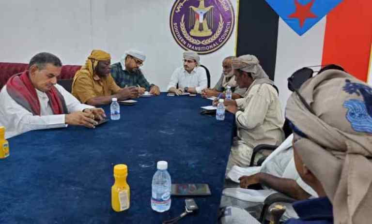 رئيس تنفيذية انتقالي المهرة يلتقي قيادة الهيئة العسكرية للجيش والأمن الجنوبي بالمحافظة