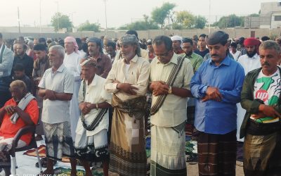 رئيس انتقالي أبين يؤدي صلاة العيد مع جموع المواطنين بمدينة زنجبار