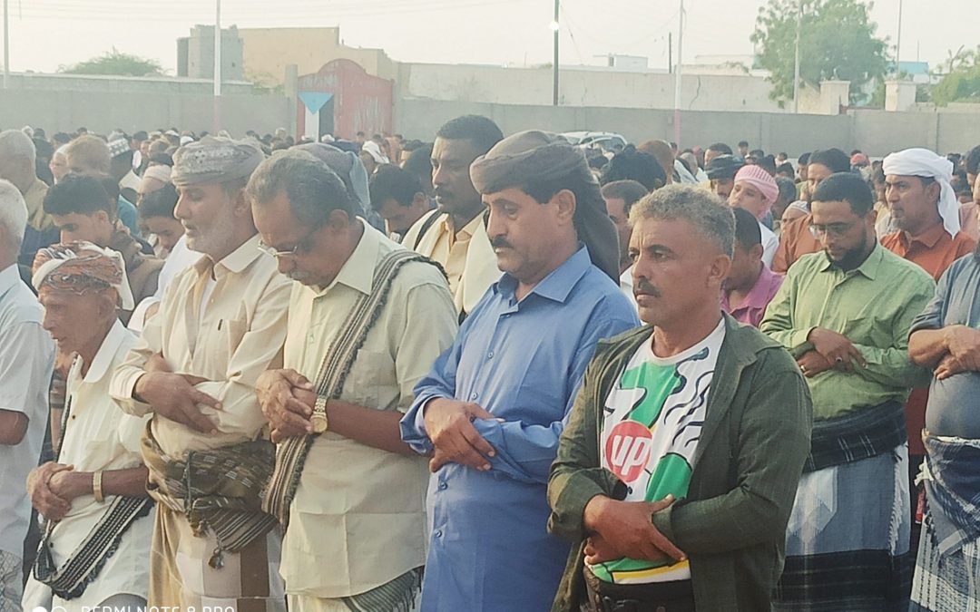 الشقي يشارك جموع المصلين في زنجبار صلاة العيد