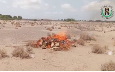 بالتنسيق مع الهيئة العامة للمواصفات.. الحزام الأمني يُتلف كمية من منتج “الحليب البقري” التالفة في العاصمة عدن