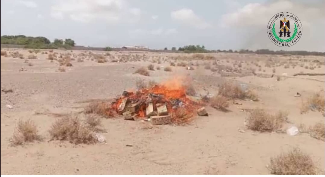 بالتنسيق مع الهيئة العامة للمواصفات.. الحزام الأمني يُتلف كمية من منتج “الحليب البقري” التالفة في العاصمة عدن