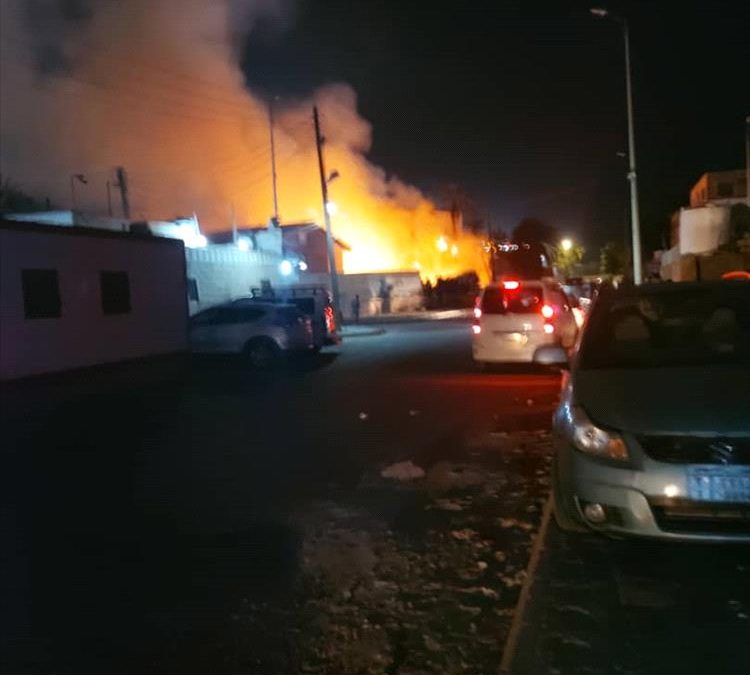 حريق يشب في منازل بجانب السفارة الروسية بعدن