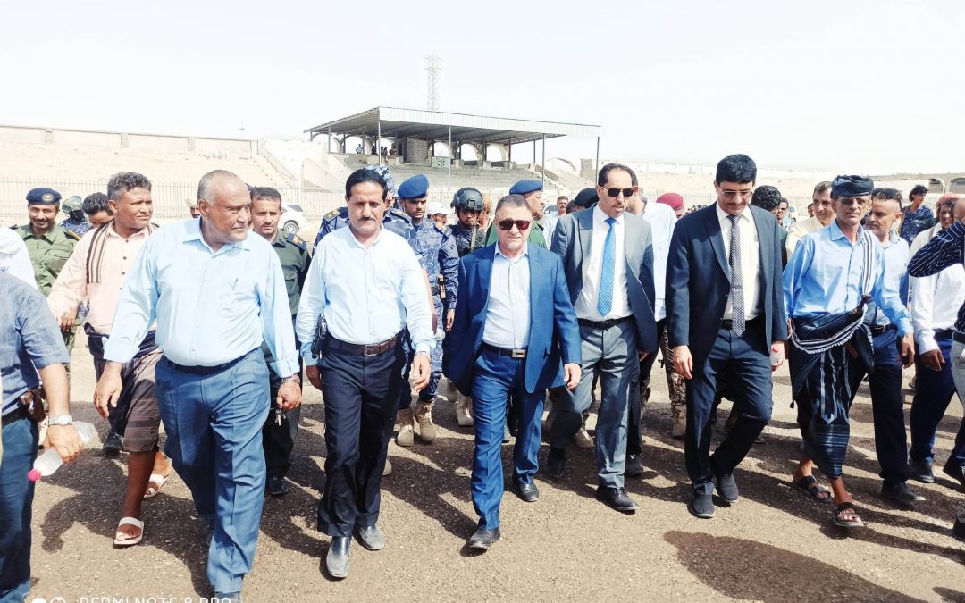 الشباب والرياضة والشقي والسلطة المحلية أبين يدشنووزيرن فرش العشب الصناعي لملعب ساحة الشهداء