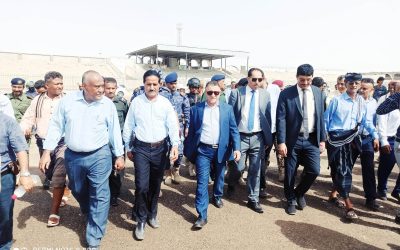 الشباب والرياضة والشقي والسلطة المحلية أبين يدشنووزيرن فرش العشب الصناعي لملعب ساحة الشهداء