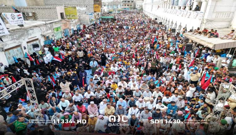 المكلا تشهد أكبر مسيرة حاشدة في تاريخها والمحمدي يخطب في الجماهير لن نسمح لسياسة العفافشة والاخوانج