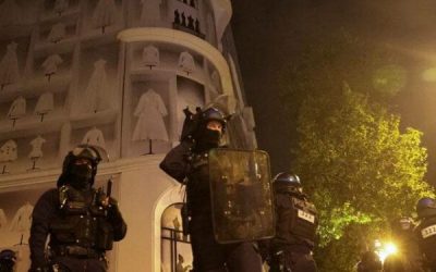 اقتحام منزل رئيس بلدية باريس بسيّارة وإضرام النار فيه