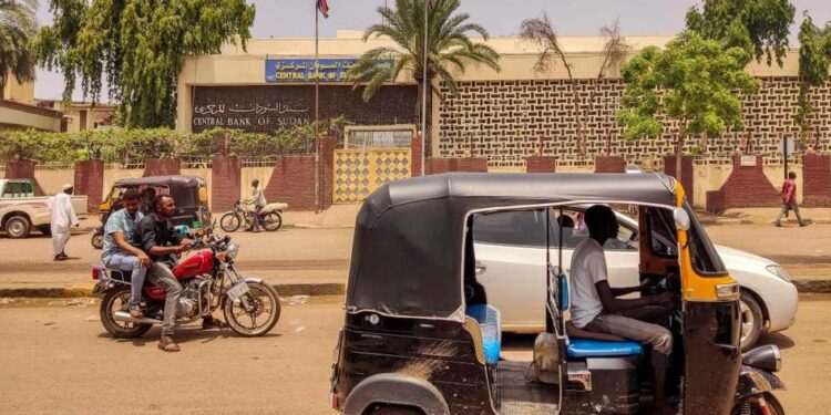 لا رواتب منذ بدء الحرب.. أوضاع كارثية يعيشها موظفو السودان