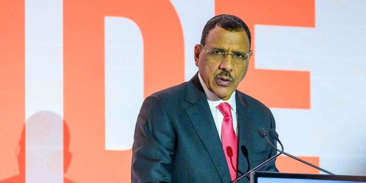 هذا ما لا تعرفه عن رئيس النيجر«المحتجز»