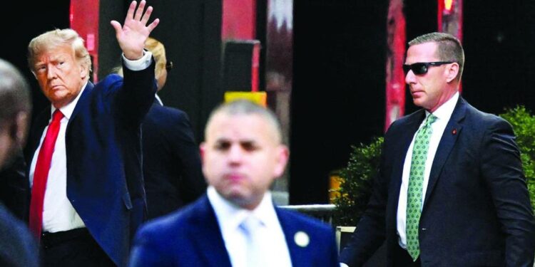 محامو ترامب يجتمعون مع الادعاء قبل لائحة اتهام متوقعة