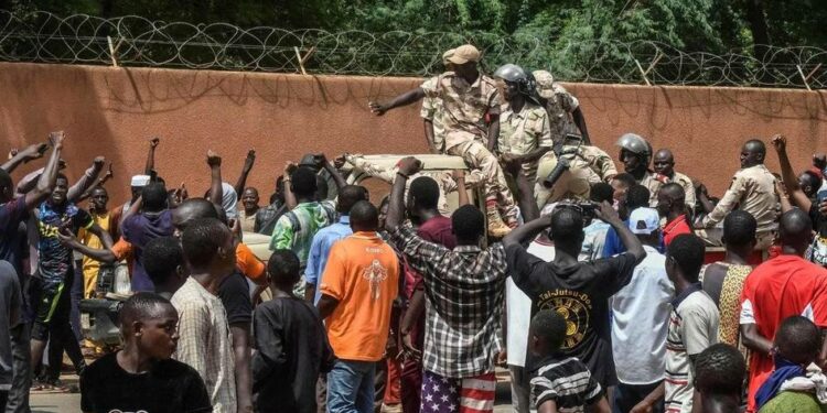 «غرب إفريقيا» تحاصر النيجر اقتصادياً وتلوّح باستخدام القوة