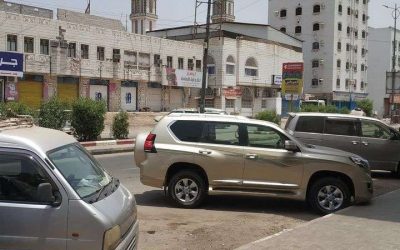 إغلاق بعض المحلات التجارية بعدن جراء ارتفاع أسعار الصرف