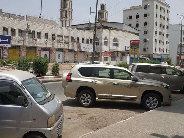 إغلاق بعض المحلات التجارية بعدن جراء ارتفاع أسعار الصرف
