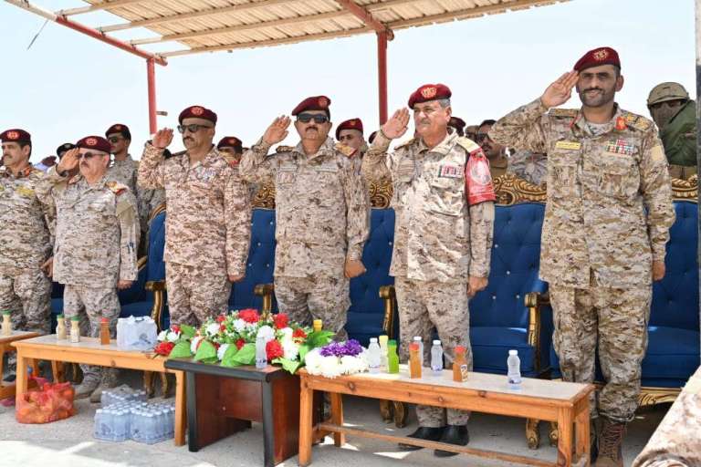 وزير الدفاع يقوم بزيارات تفقدية لقيادة محور الغيضة والوحدات التابعة له