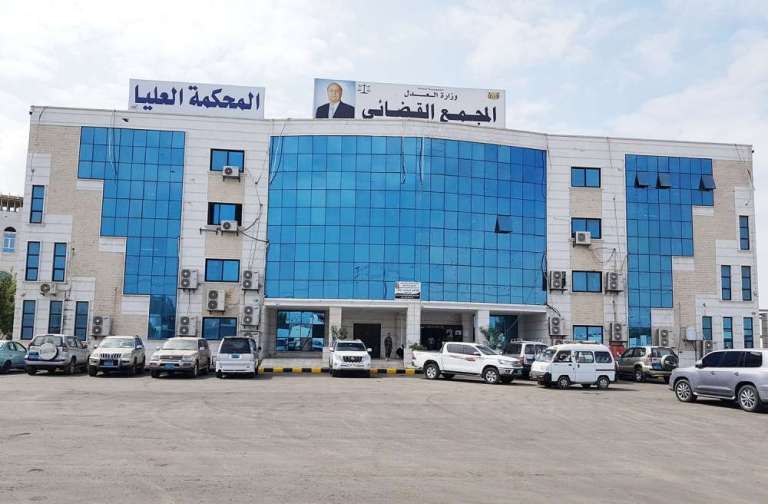 موظفو السلطات القضائية بعدن يطالبون إنصافهم ويناشدون المنظمات الحقوقية الوقوف إلى جانبهم