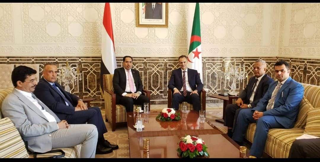 وزير الشباب والرياضة يصل الجزائر على رأس وفد يمني للمشاركة في دورة الألعاب الرياضية العربية