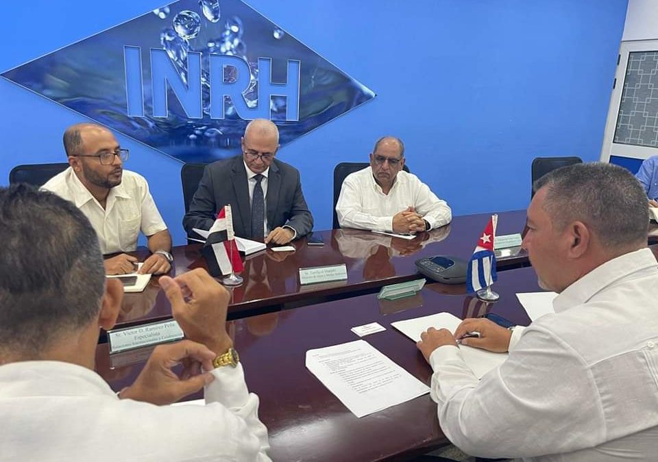 وزير المياه والبيئة يناقش مع رئيس المعهد الوطني الكوبي للموارد المائية إعادة تفعيل التعاون المشترك