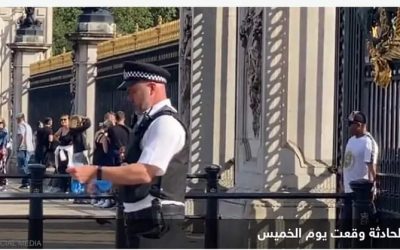 رجل يقيد يده ببوابة قصر باكنغهام ويهدد بإيذاء نفسه