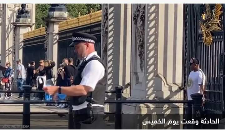 رجل يقيد يده ببوابة قصر باكنغهام ويهدد بإيذاء نفسه