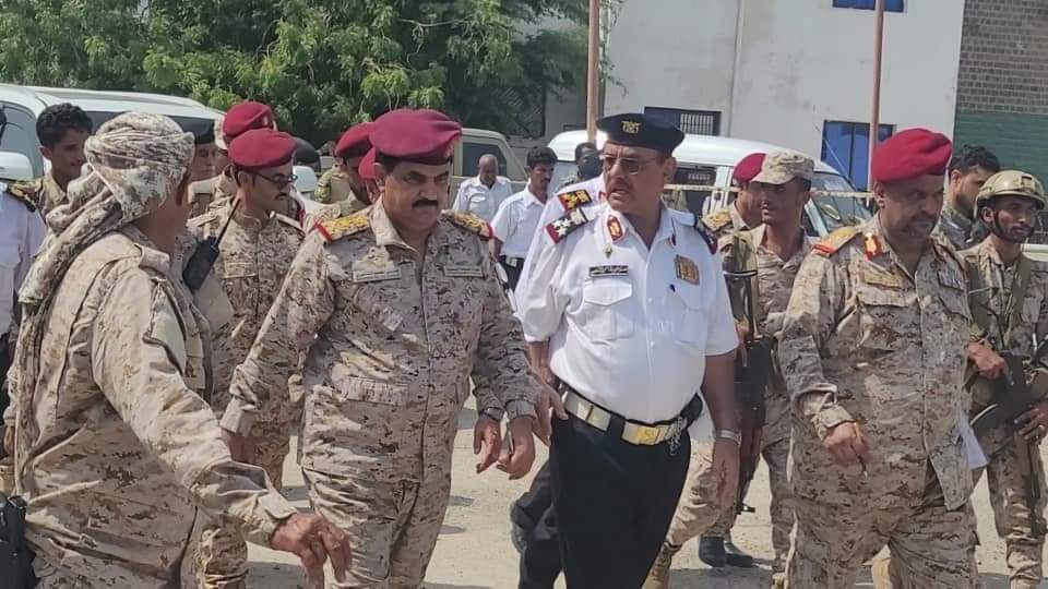 وزير الدفاع يتفقد القوات البحرية والقاعدة الإدارية بعدن