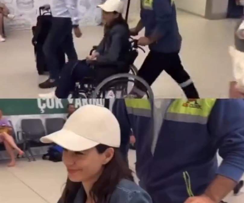 الفنانة التركية الشهيرة “بيرين سات” نجمة مسلسل “العشق الممنوع” تظهر على كرسي متحرك