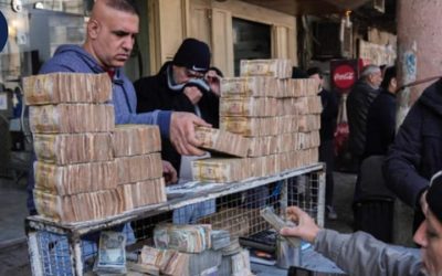 منع 14 بنكا عراقيا من التعامل بالدولار.. تأثير العقوبات الأميركية على الدينار