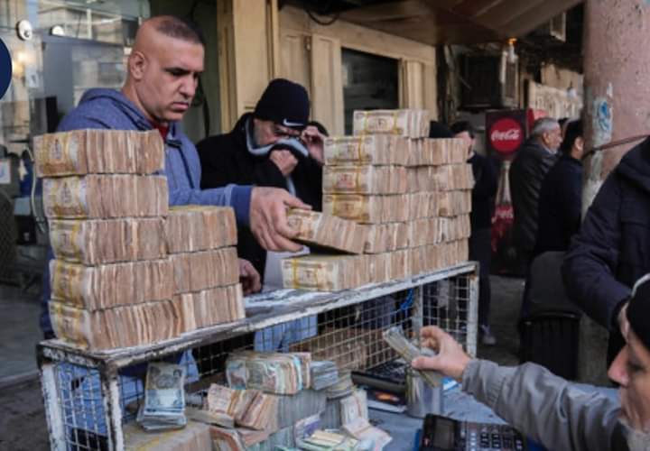 منع 14 بنكا عراقيا من التعامل بالدولار.. تأثير العقوبات الأميركية على الدينار
