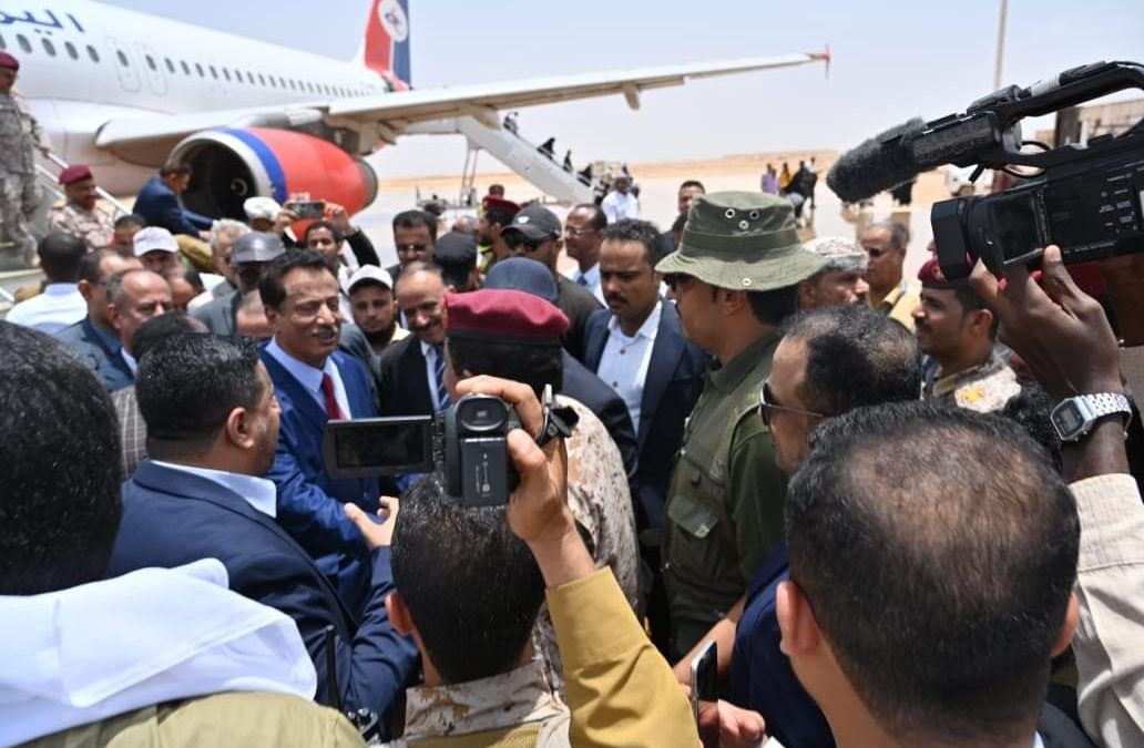 وزير النقل ومحافظ المهرة يدشنان تشغيل رحلات الخطوط الجوية اليمنية (عدن، الريان، الغيضة)