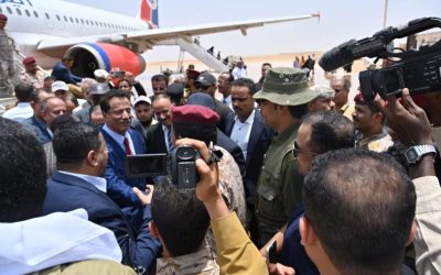 وزير النقل ومحافظ المهرة يدشنان تشغيل رحلات الخطوط الجوية اليمنية (عدن، الريان، الغيضة)