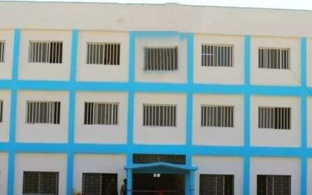 إدارة أمن محافظة أبين تتسلم قاتل امخديرة من قائد حزام قطاع دثينة
