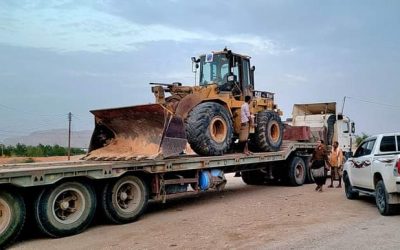 المؤسسة العامة للطرق والجسور شبوة تعزز فريق عملها الميداني بمعدات إضافية لإزالة الرمال من على طريق عتق المكلا..